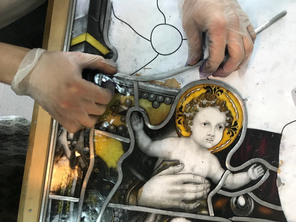 Работа над витражом. Фото из личного архива Д. Платонова