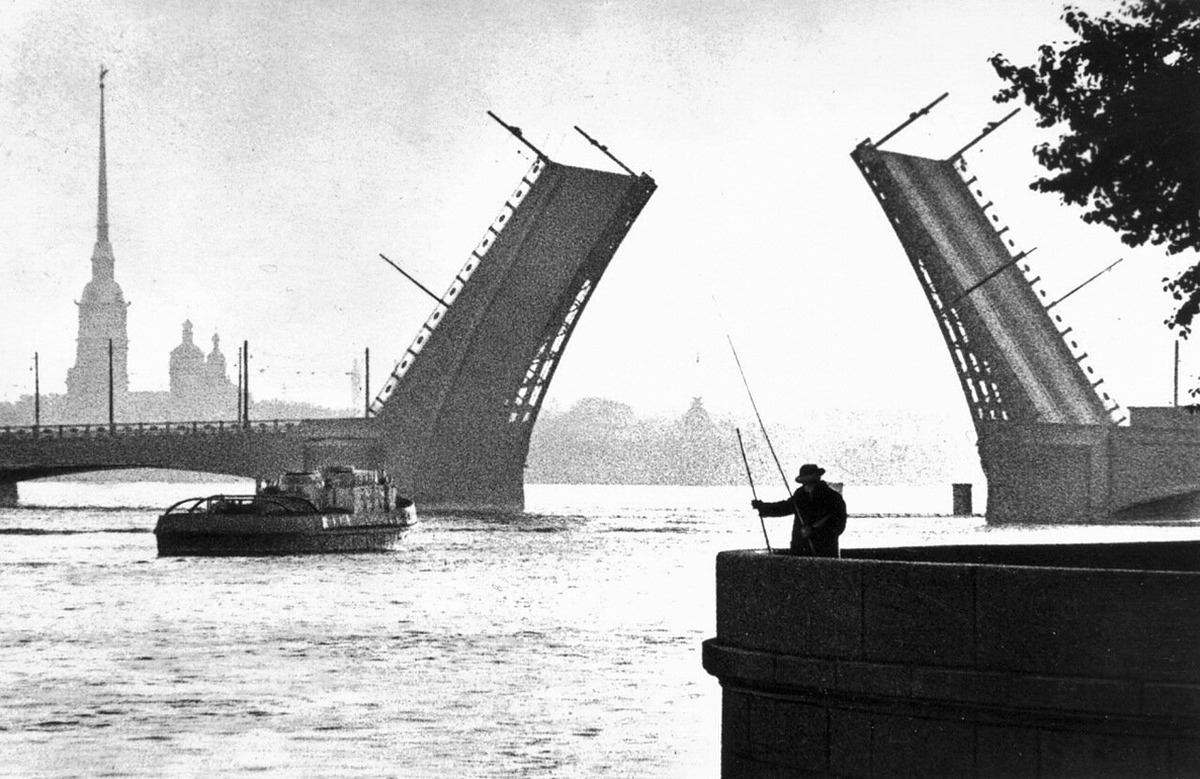 Дворцовый мост в белую ночь. Архивное фото