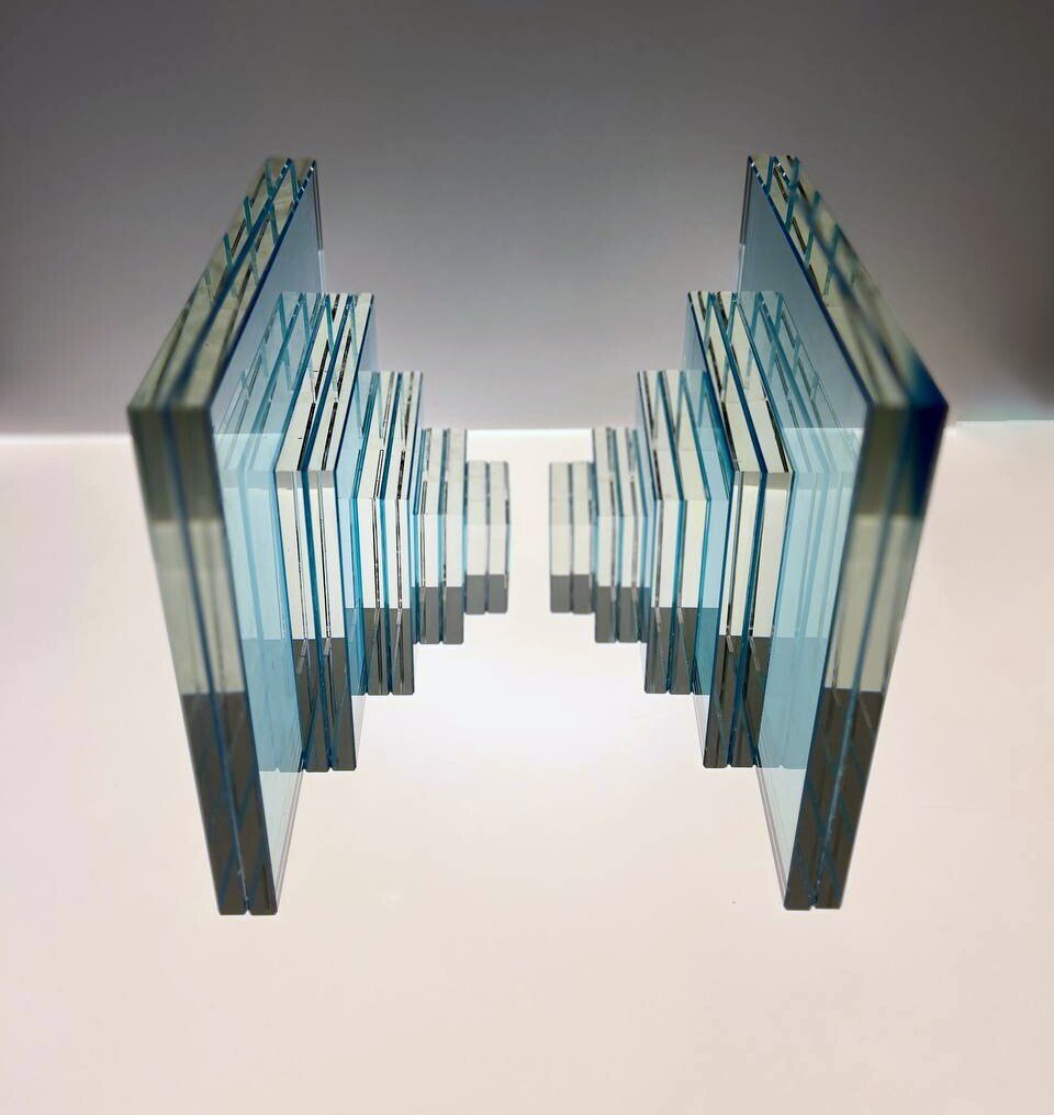 «Глубина» (2023 год, стекло триплекс, цветная пленка, УФ склейка). Фото из личного архива Д. Платонова