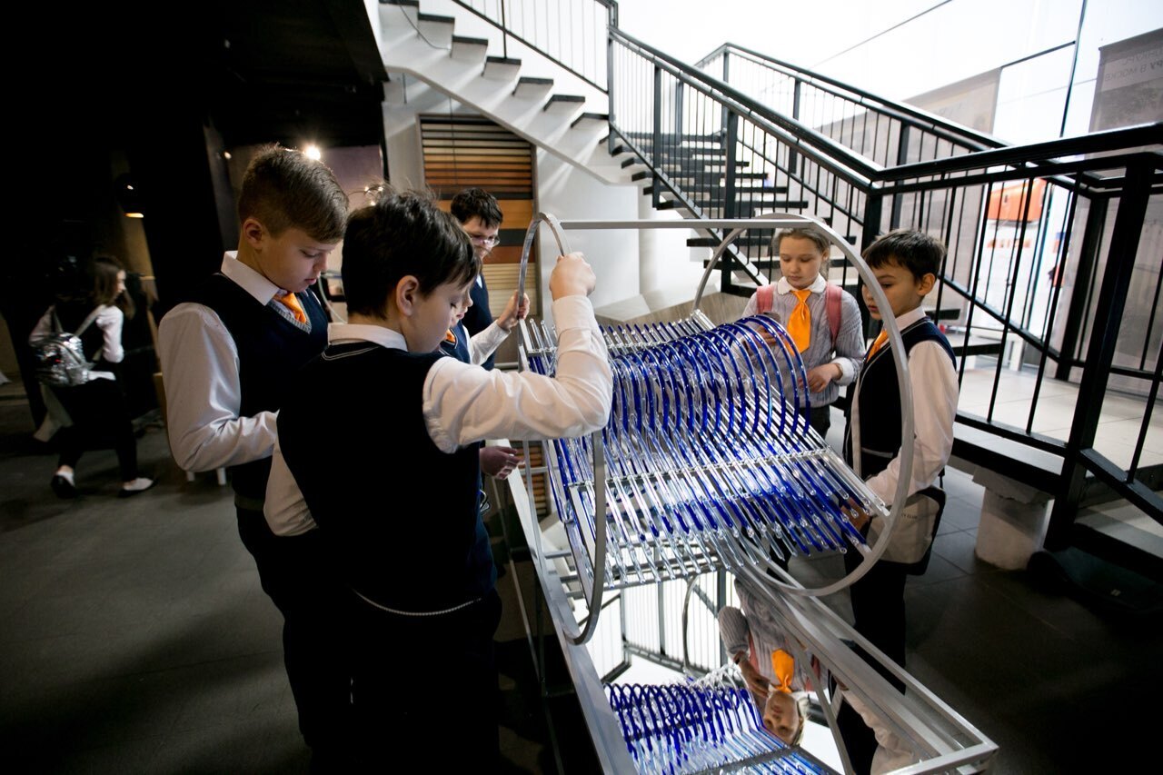 «Круговорот событий» (2018 год, стекло, металл, вода, стеклодувная пластика, авторская техника, сварка) на фестивале «Отлично!». Фото из личного архива Д. Платонова